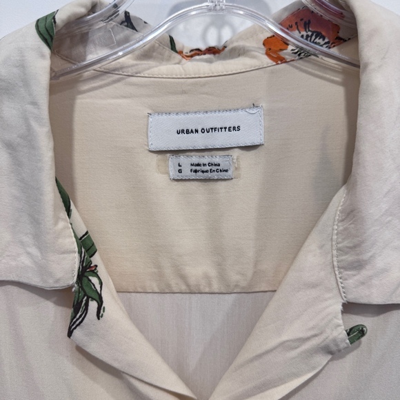 Urban Outfitters Men’s Floral short sleeve buttonfront - Picture 2 of 3